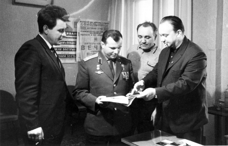 Гагарин в «Молодой гвардии». Справа — Юрий Верченко (директор издательства в 1965—1968 годах), слева — Валентин Осипов (главный редактор издательства в 1962—1974 годах)