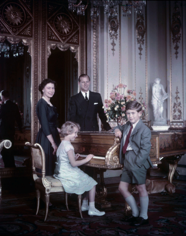 Королева Елизавета ll, герцог Эдинбургский Филипп, принц Чарльз и принцесса Анна в октябре 1957 года