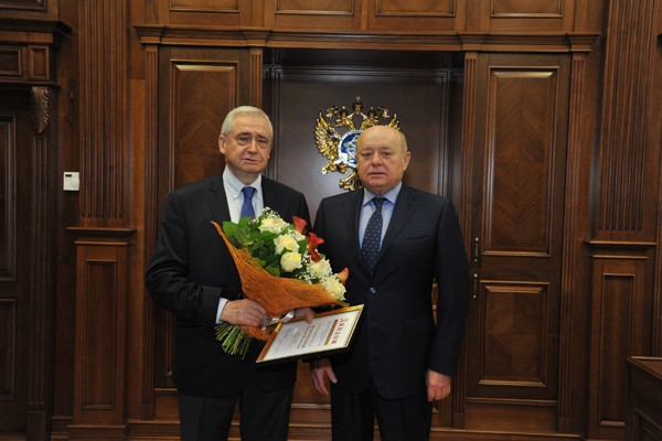 Сергей Фрадков награждает Николая Долгополова премией Службы внешней разведки России. 2014 год