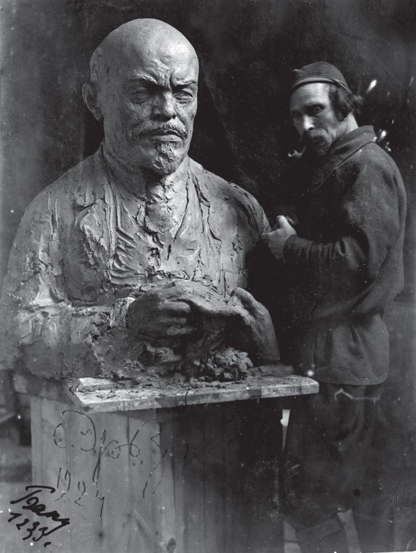 Степан Эрьзя лепит бюст В. И. Ленина. Баку. 1924 год