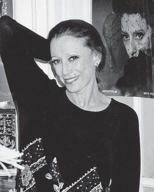 Одна из особенно любимых Майей Плисецкой фотографий — на фоне афиши балета «Анна Каренина». Фото Николая Ефимовича