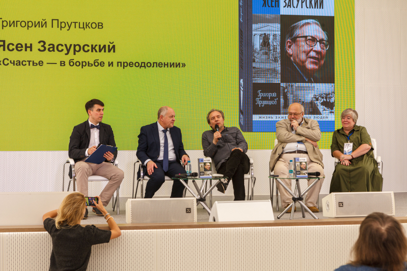 Справа налево: Мария Залесская, Константин Залесский, Иван Засурский, Григорий Прутцков