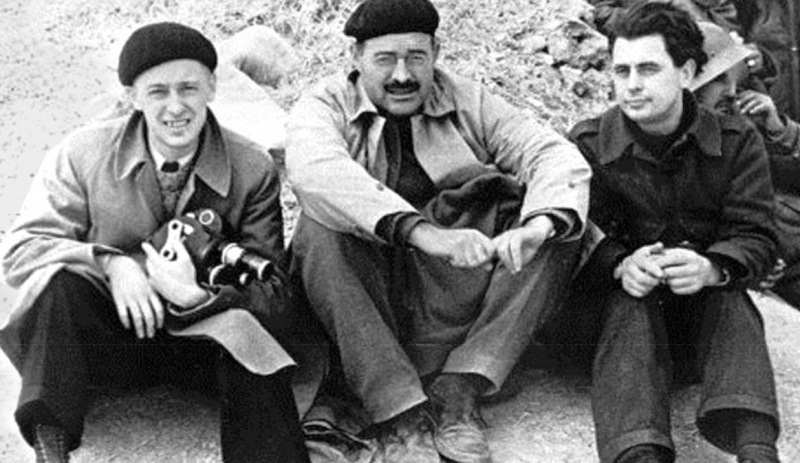 Кинодокументалист Роман Кармен (слева), Эрнест Хемингуэй и режиссер Йорис Ивенс на позиции республиканцев 12-й интербригады. Испания, 1937 г.