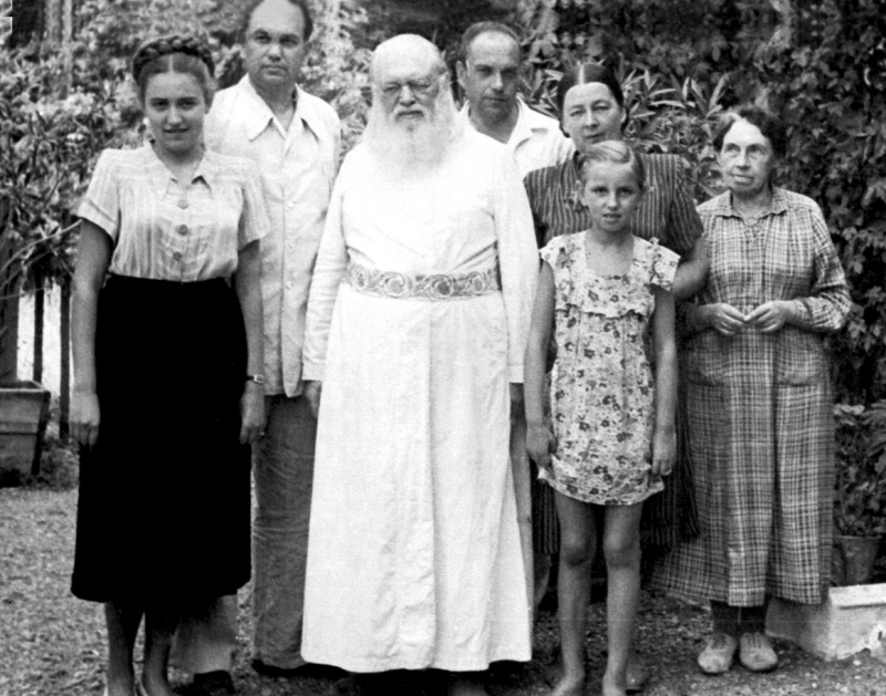 Архиепископ Лука с родственниками и близкими. Крым, 1950-е гг.