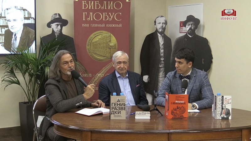 Никас Сафронов и Николай Долгополов в «Библио-Глобусе»