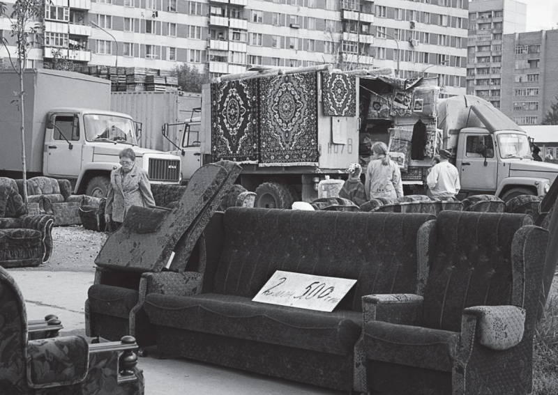 Мебелью тоже торговали на улице… Москва, Митино. 1996 год. Фото Р. Денисова. ИТАР-ТАСС