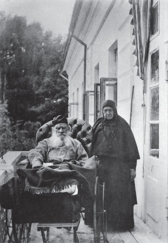 С сестрой Марией, монахиней Шамординской обители. Ясная Поляна, 1908 год