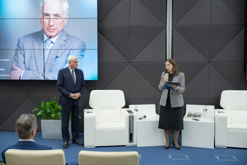 Леонид Млечин представил свои книги, вышедшие в серии «ЖЗЛ», в Корпоративном университете — в рамках его проекта «Книжный клуб»