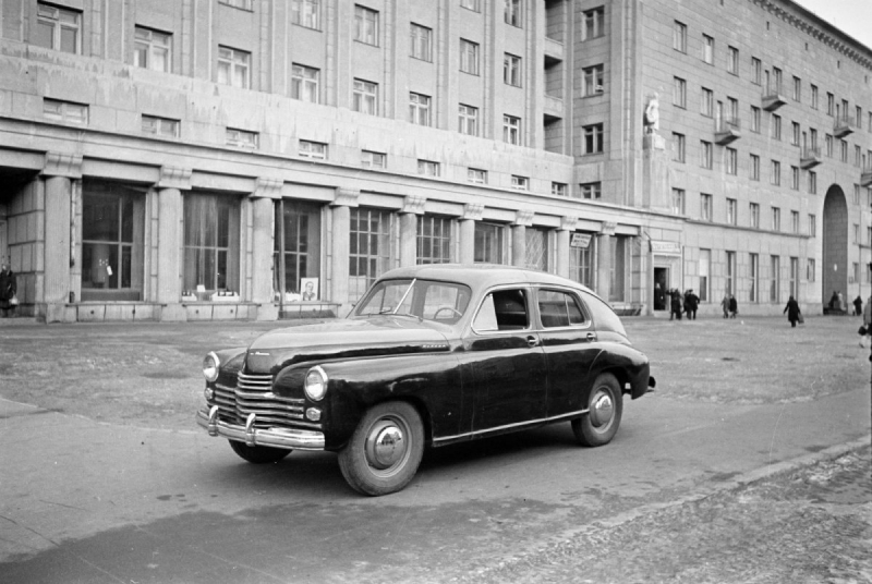 Первая «Победа» сначала была серой, а в декабре 1944-го была перекрашена в сочетание серого и черного цветов