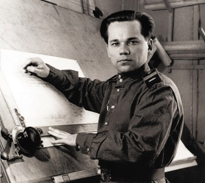 Михаил Тимофеевич Калашников (1919—2013)