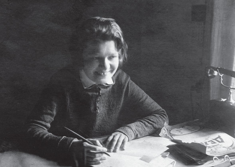 М. И. Рудомино в кабинете библиотеки в Столешниках. Москва, 1930-е годы