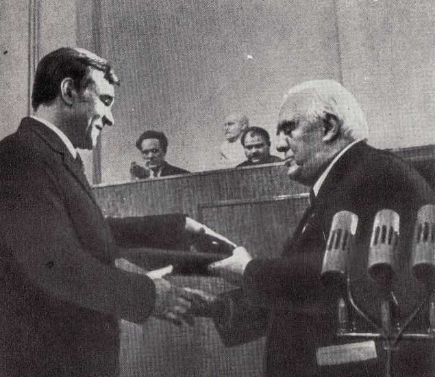 Николай Семенович Тихонов вручает Бондареву Ленинскую премию. 1972 год. Из книги «Человек несет в себе мир» (1980)