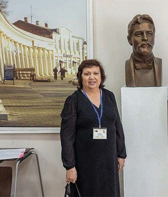 Ирина Ордынская у бюста А. П. Чехова
