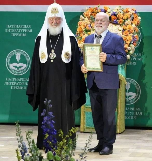 Сергей Михеенков удостоен Патриаршей литературной премии. Награжден почетным знаком «За вклад в развитие русской литературы». Награду автору целого ряд книг серии «ЖЗЛ» вручил Святейший Патриарх Московский и всея Руси Кирилл. Фото: Пресс-служба Патриарха Московского и всея Руси