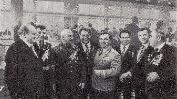 На праздновании 30-летия Победы в кремлевском Дворце съездов. 1975 год. Из книги «Человек несет в себе мир» (1980)