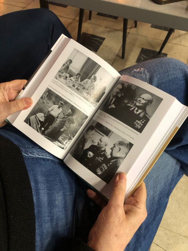 В Московском доме книги на Новом Арбате состоялась презентация новых изданий биографий наших выдающихся военачальников — Георгия Жукова, Ивана Конева и Константина Рокоссовского. Автор этой маршальской трилогии в рамках серии «Жизнь замечательных людей» писатель Сергей Михеенков представил также еще одну свою книгу, только-только вышедшую из типографии, — «Писательская рота 2»