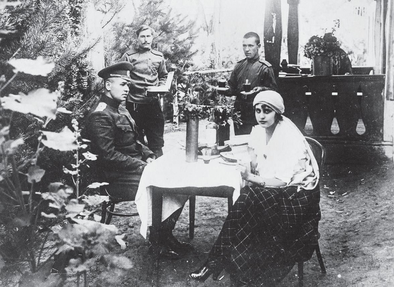 С мужем Владимиром на фронте во время Первой мировой войны. 1916 год