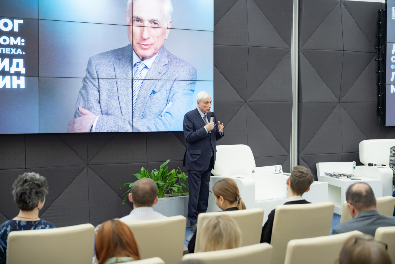 Леонид Млечин представил свои книги, вышедшие в серии «ЖЗЛ», в Корпоративном университете — в рамках его проекта «Книжный клуб»