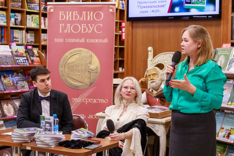 Жанна Ивановская (справа)
