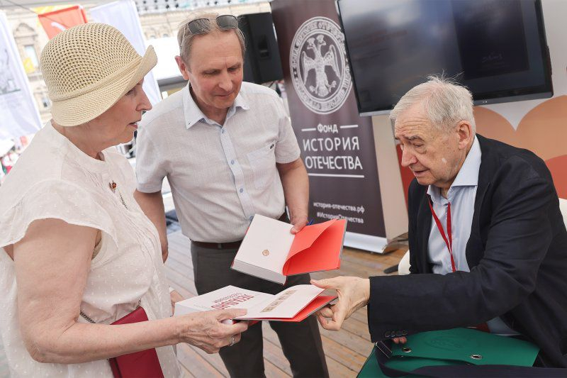 На недавно завершившемся фестивале «Красная площадь» Николай Долгополов снова рассказывал о наших доблестных разведчиках. Фотография Аркадия Колыбалова («Российская газета»)