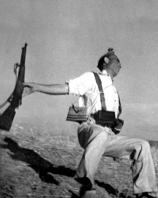 Один из самых известных снимков Роберта Капы — убитый республиканец