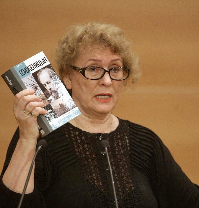 Автор фундаментальных биографий Солженицына и Достоевского Людмила Сараскина празднует свой юбилей