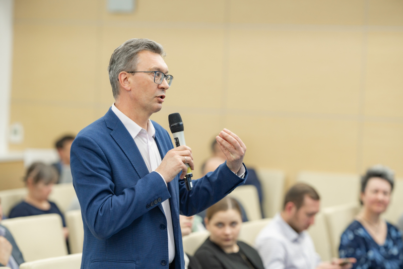 Леонид Млечин представил свои книги, вышедшие в серии «ЖЗЛ», в Корпоративном университете — в рамках его проекта «Книжный клуб»