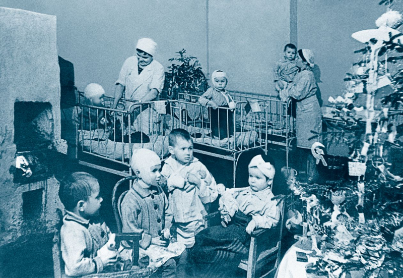 Елка в палате детской больницы в блокадном Ленинграде. Январь 1942 года