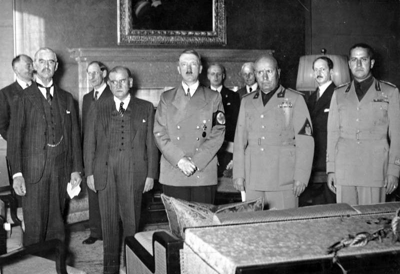 Во время подписания Мюнхенского соглашения. Слева направо: Чемберлен, Даладье, Гитлер, Муссолини и Чиано