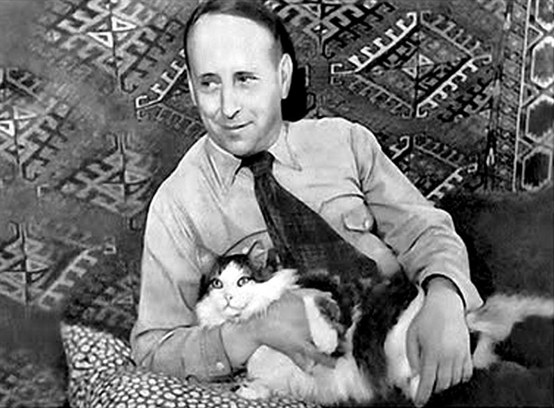 Шварц с любимцем — котом по кличке Котик. Конец 1940-х гг.