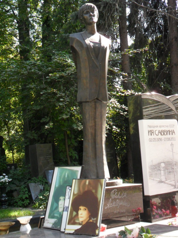 Могила Беллы Ахмадулиной на Новодевичьем кладбище