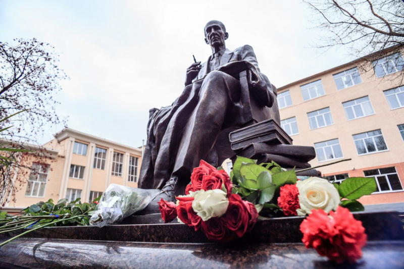 Памятник Михаилу Бахтину в Саранске