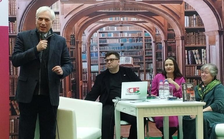 Леонид Млечин и Мария Залесская (справа) представляют книгу «Трагический январь»
