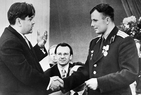 17 апреля 1961 года. Алексей Маресьев (слева) приветствует первого космонавта Юрия Гагарина. Фото: РИА Новости