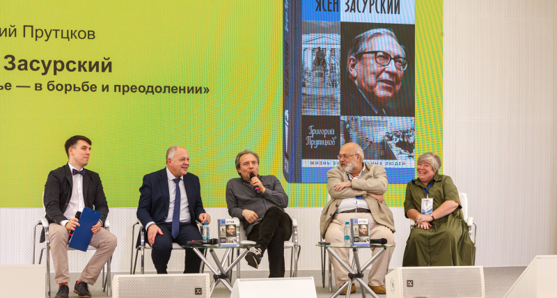 Справа налево: Мария Залесская, Константин Залесский, Иван Засурский, Григорий Прутцков