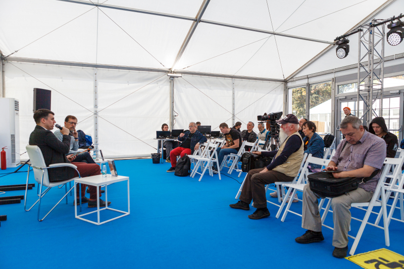 Леннон, Маккартни, Харрисон, Старр. — Большой разговор о «Битлз». Посетивший Москву белорусский писатель Вячеслав Бондаренко представил свою новую книгу «Битлз. Ангелы и демоны» сразу на двух площадках за один день