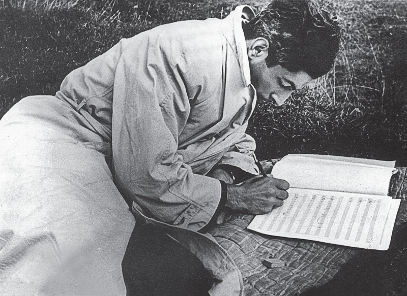 Работа с партитурой на съемках. 1964 год