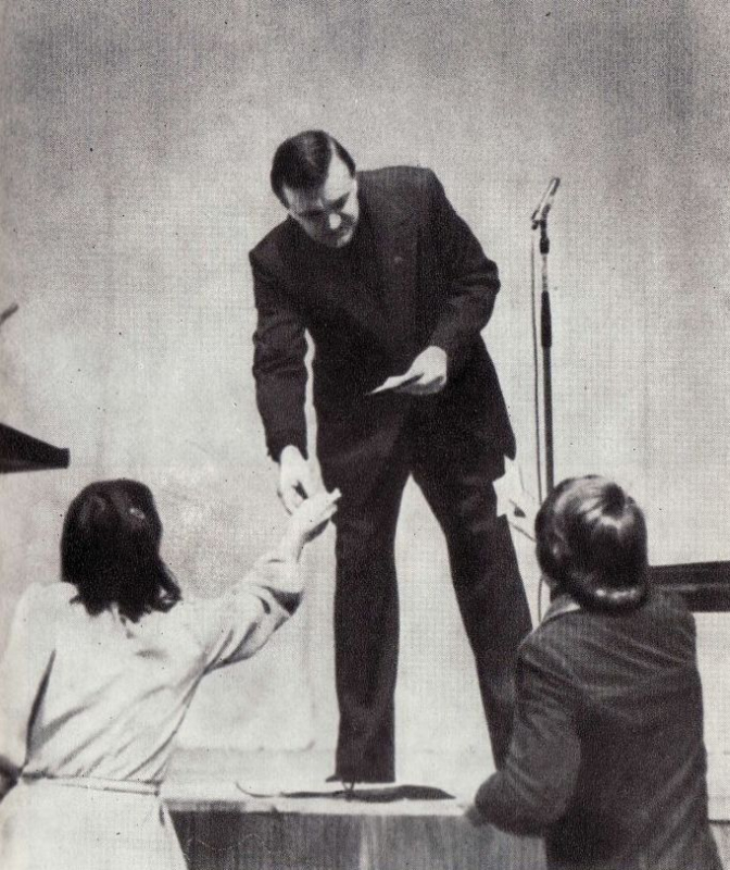 Во время выступления в студии Останкино. 1978 год. Из книги «Человек несет в себе мир» (1980)