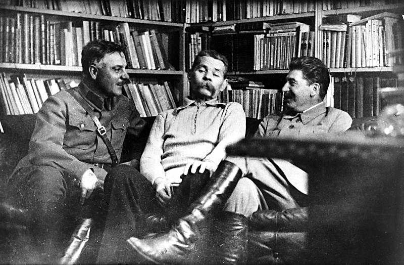 К. Ворошилов, М. Горький и И. Сталин в кабинете писателя в доме на Малой Никитской. 1931