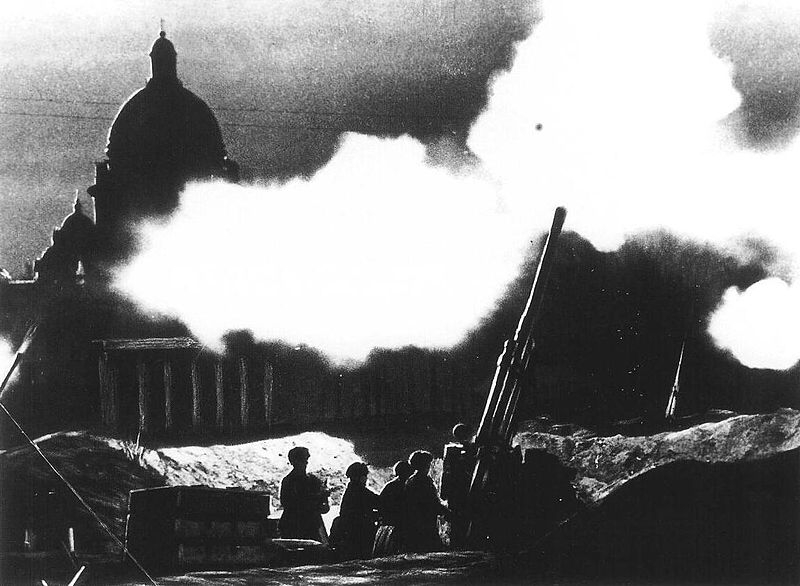Отражение авианалета на Ленинград возле Исаакиевского собора, 1941 год