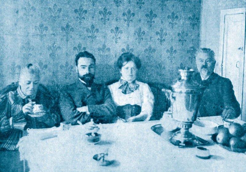 В кругу семьи. Слева направо: Матрена Брюсова (мать поэта), Валерий Брюсов, Иоанна Брюсова, Яков Брюсов. 1899 год