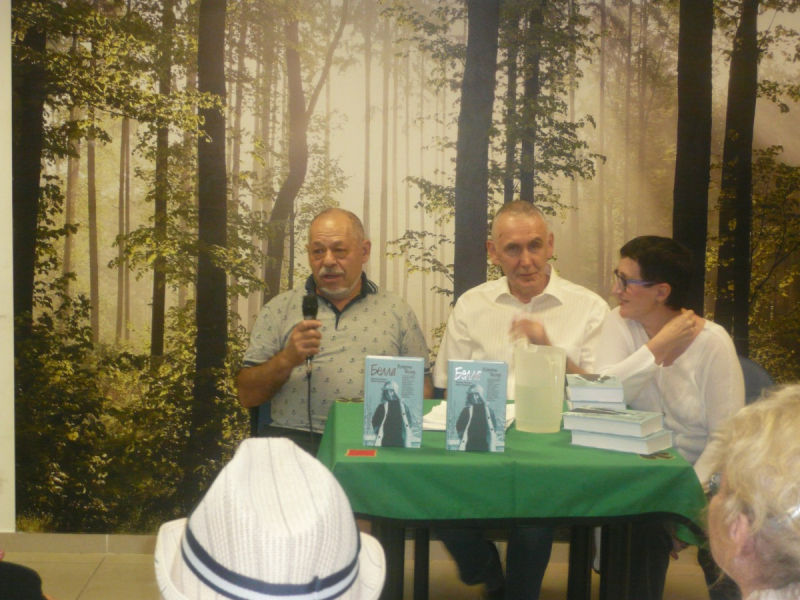 Встреча с читателями в Нетании. Фото Ольги Осташевой