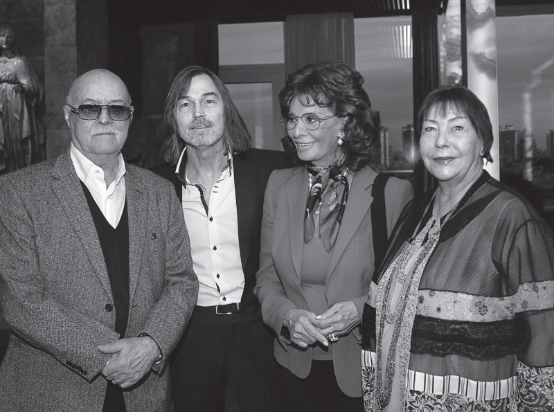 Со Станиславом Говорухиным, Софи Лорен и Галиной Говорухиной