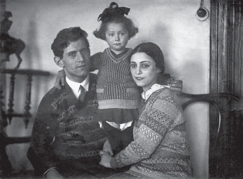 Инженер Михаил Плисецкий и его жена Рахиль Мессерер, актриса немого кино, с дочкой Майей. 1927 год
