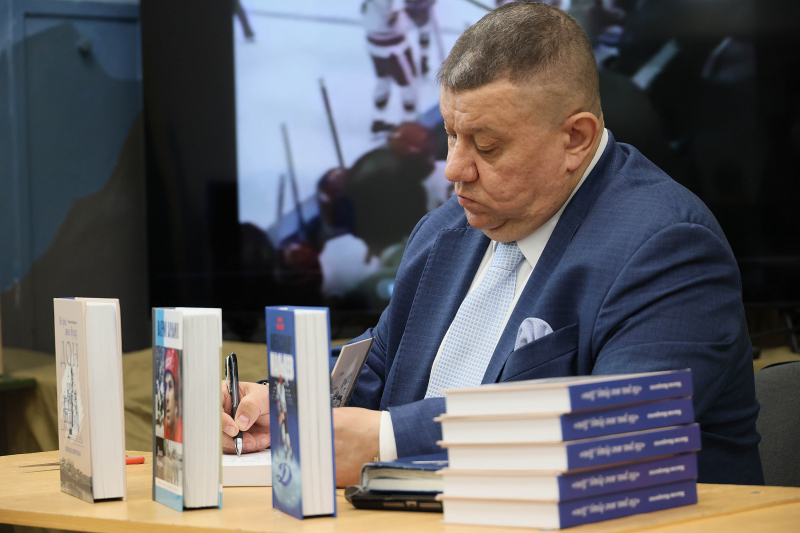 Максим Макарычев представил в Екатеринбурге книгу о донском казачестве
