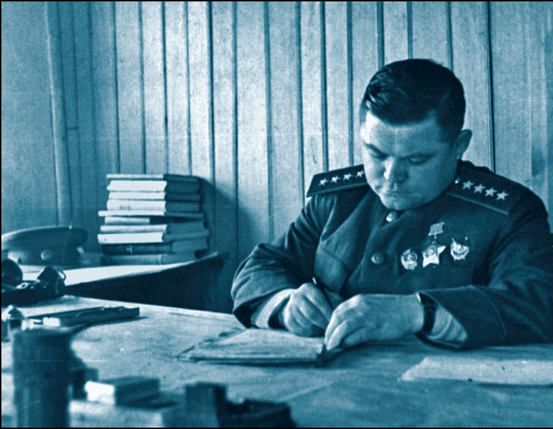Командующий Воронежским фронтом генерал армии Н. Ф. Ватутин. 1943 г. (из книги Н. А. Карташова «Ватутин»)