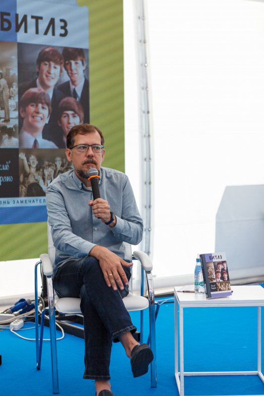 Леннон, Маккартни, Харрисон, Старр. — Большой разговор о «Битлз». Посетивший Москву белорусский писатель Вячеслав Бондаренко представил свою новую книгу «Битлз. Ангелы и демоны» сразу на двух площадках за один день