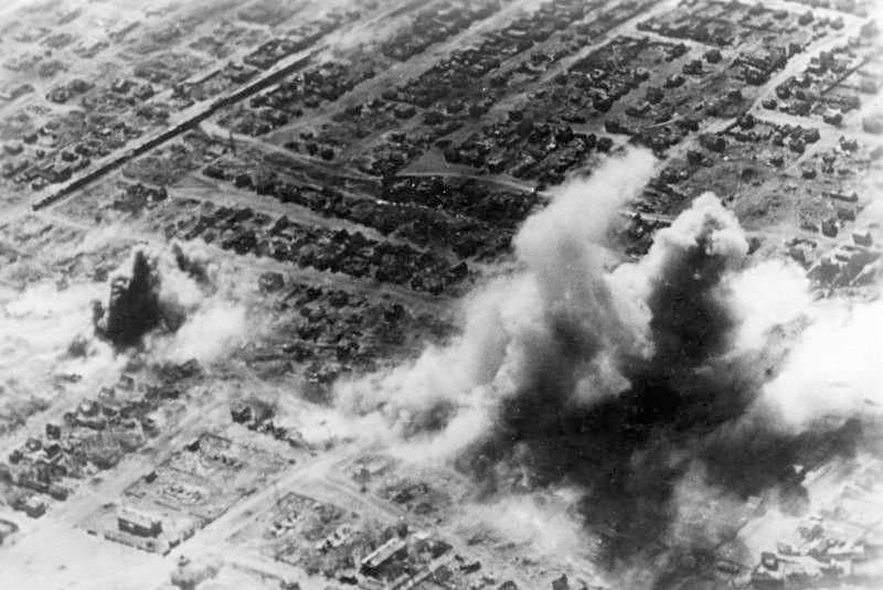 Люфтваффе проводит бомбардировку жилых районов Сталинграда, октябрь 1942 года