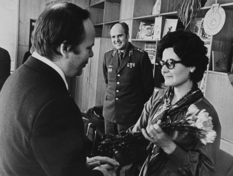 Валентина Ивановна Гагарина с Владимиром Десятериком —  директором «Молодой гвардии» в 1978—1985 годах