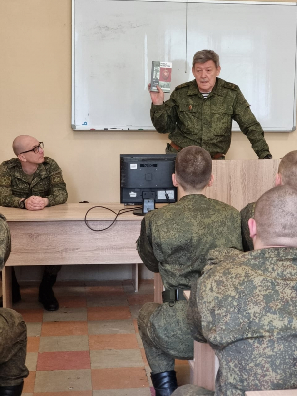 Ежегодно, в конце апреля, выездная бригада журналистов «Красной звезды» отправляется в различные регионы нашей страны — туда, где проходит «Вахта Памяти»…